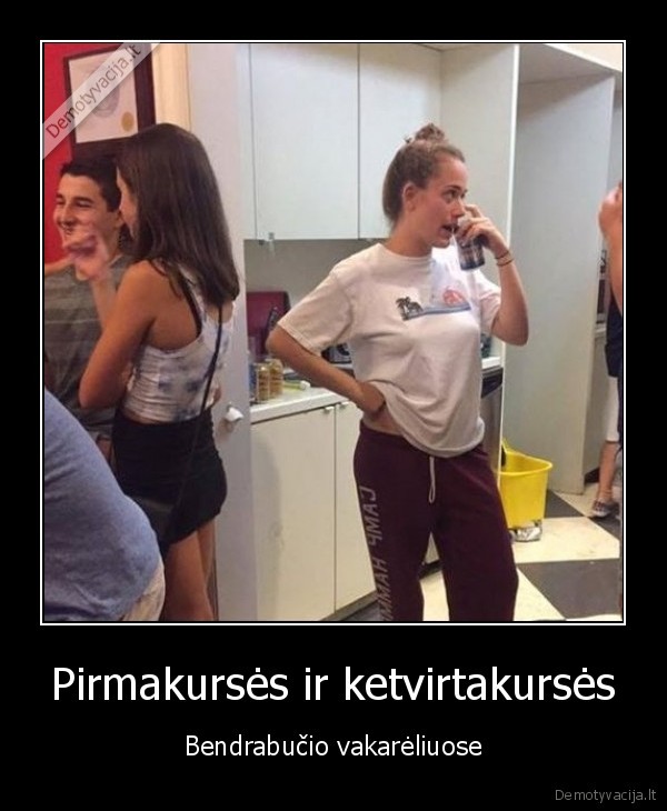 Pirmakursės ir ketvirtakursės - Bendrabučio vakarėliuose. 